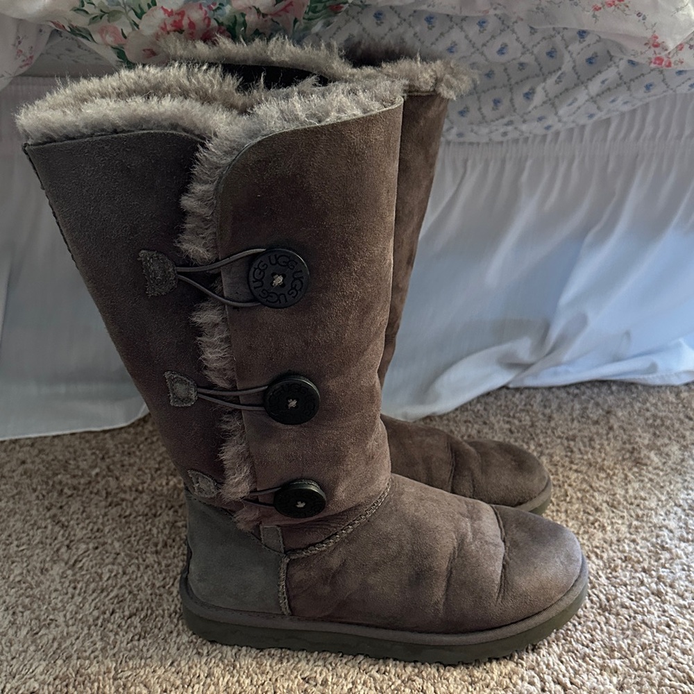 UGG Bailey Button Triplet size 8 - image 1